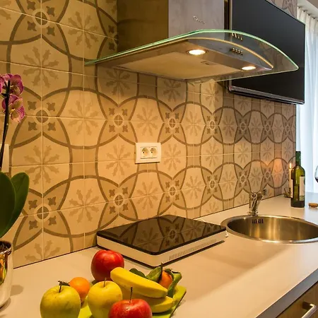 One Love Metropolitan Gardens Studio Ii *